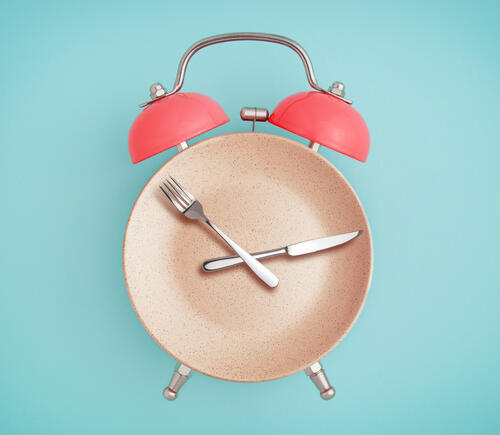 Plate and utensils in the shape of an alarm clock