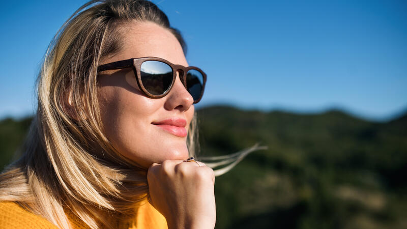 Woman with sunglasses